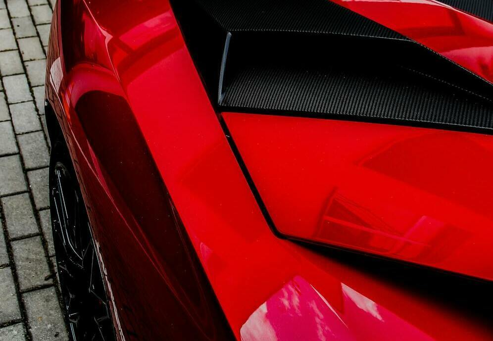 Профессиональная мойка автомобиля в "Лисихе" Чистый кузов яркого авто