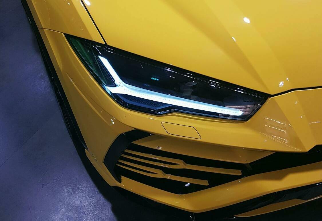 Нанесение керамики на автомобиль в Иркутске Кузов яркого желтого автомобиля после керамической обработки